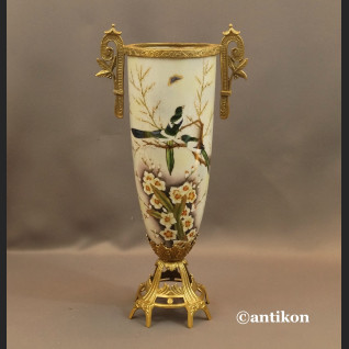 Wazon porcelanowy z jaskółkami okuty brązem 