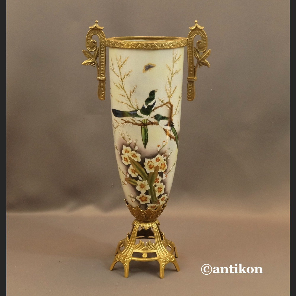 Wazon porcelanowy z jaskółkami okuty brązem 