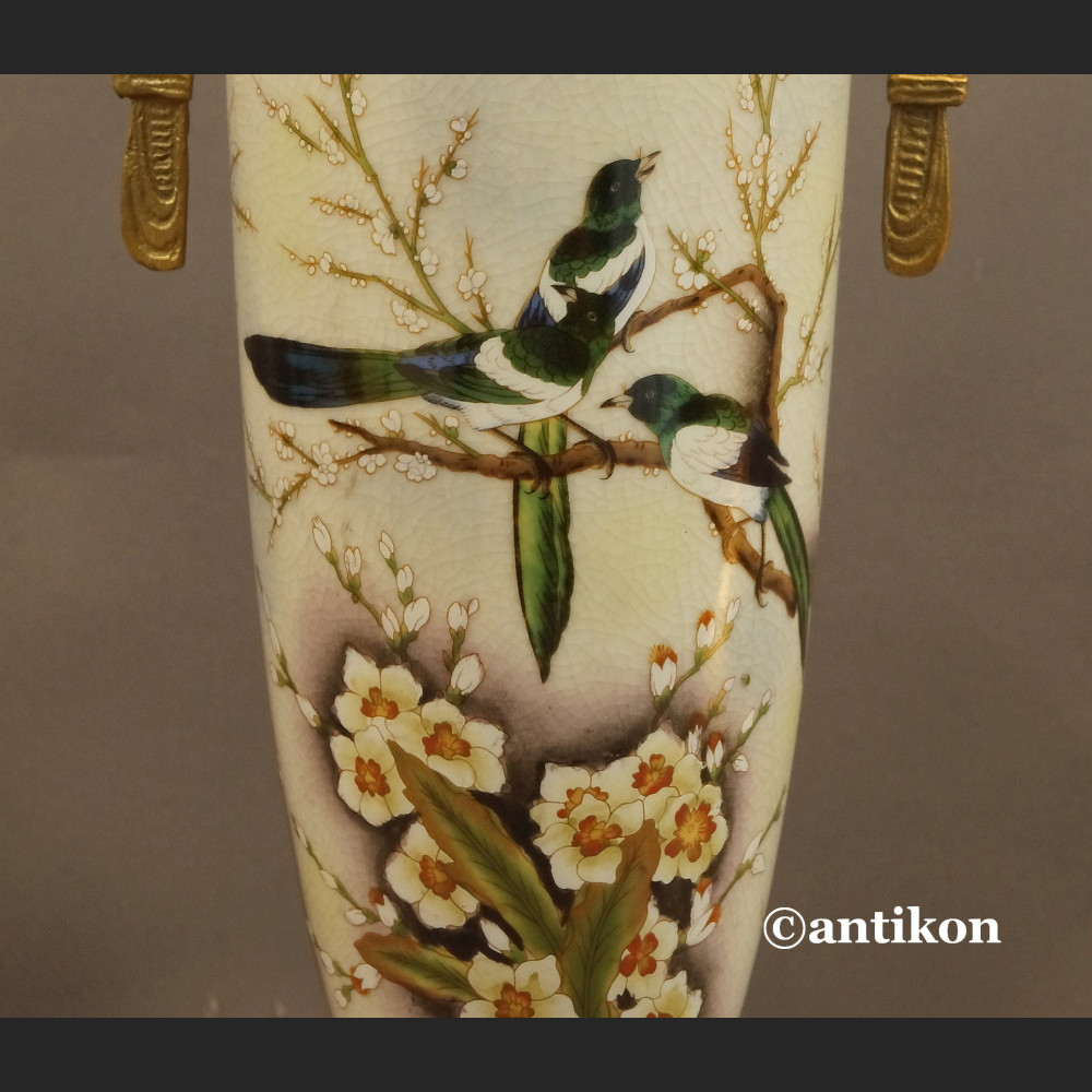 Wazon porcelanowy z jaskółkami okuty brązem 