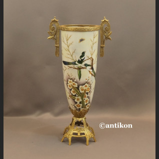 Wazon porcelanowy z jaskółkami okuty brązem 