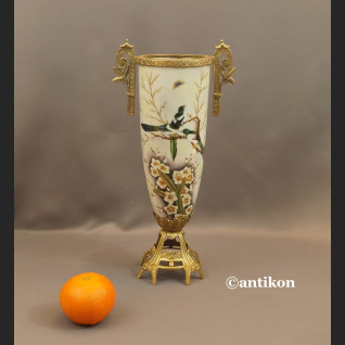 Wazon porcelanowy z jaskółkami okuty brązem 