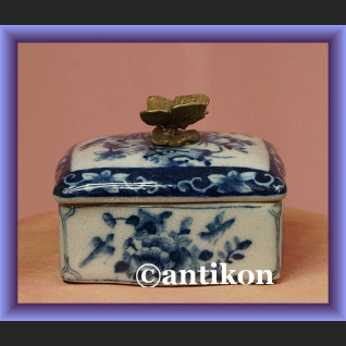 Szkatułka wzór cebulowy kobaltowy puzdro z motylem  Szkatułka wzór cebulowy kobaltowy puzdro z motylem