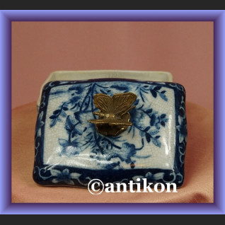 Szkatułka wzór cebulowy kobaltowy puzdro z motylem  Szkatułka wzór cebulowy kobaltowy puzdro z motylem