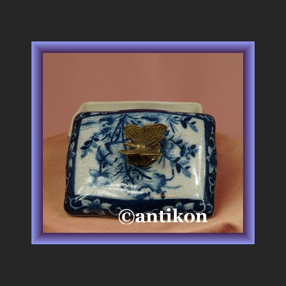 Szkatułka wzór cebulowy kobaltowy puzdro z motylem  Szkatułka wzór cebulowy kobaltowy puzdro z motylem