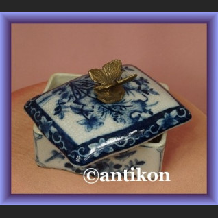 Szkatułka wzór cebulowy kobaltowy puzdro z motylem  Szkatułka wzór cebulowy kobaltowy puzdro z motylem