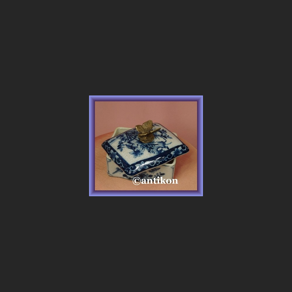 Szkatułka wzór cebulowy kobaltowy puzdro z motylem  Szkatułka wzór cebulowy kobaltowy puzdro z motylem