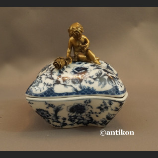 Szkatuła porcelanowa wzór cebulowy porcelana z aniołkiem Szkatuła porcelanowa wzór cebulowy porcelana z aniołkiem