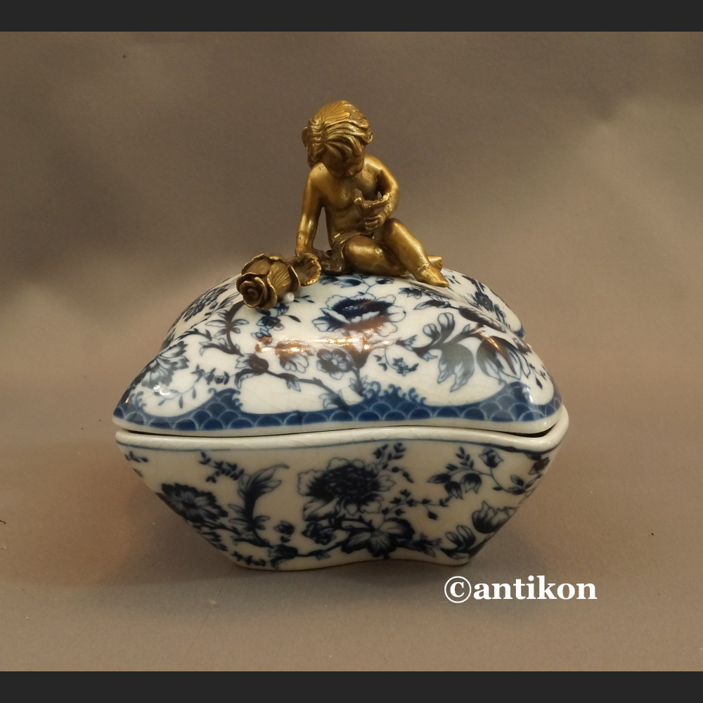 Szkatuła porcelanowa wzór cebulowy porcelana z aniołkiem Szkatuła porcelanowa wzór cebulowy porcelana z aniołkiem