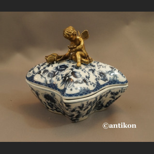Szkatuła porcelanowa wzór cebulowy porcelana z aniołkiem Szkatuła porcelanowa wzór cebulowy porcelana z aniołkiem