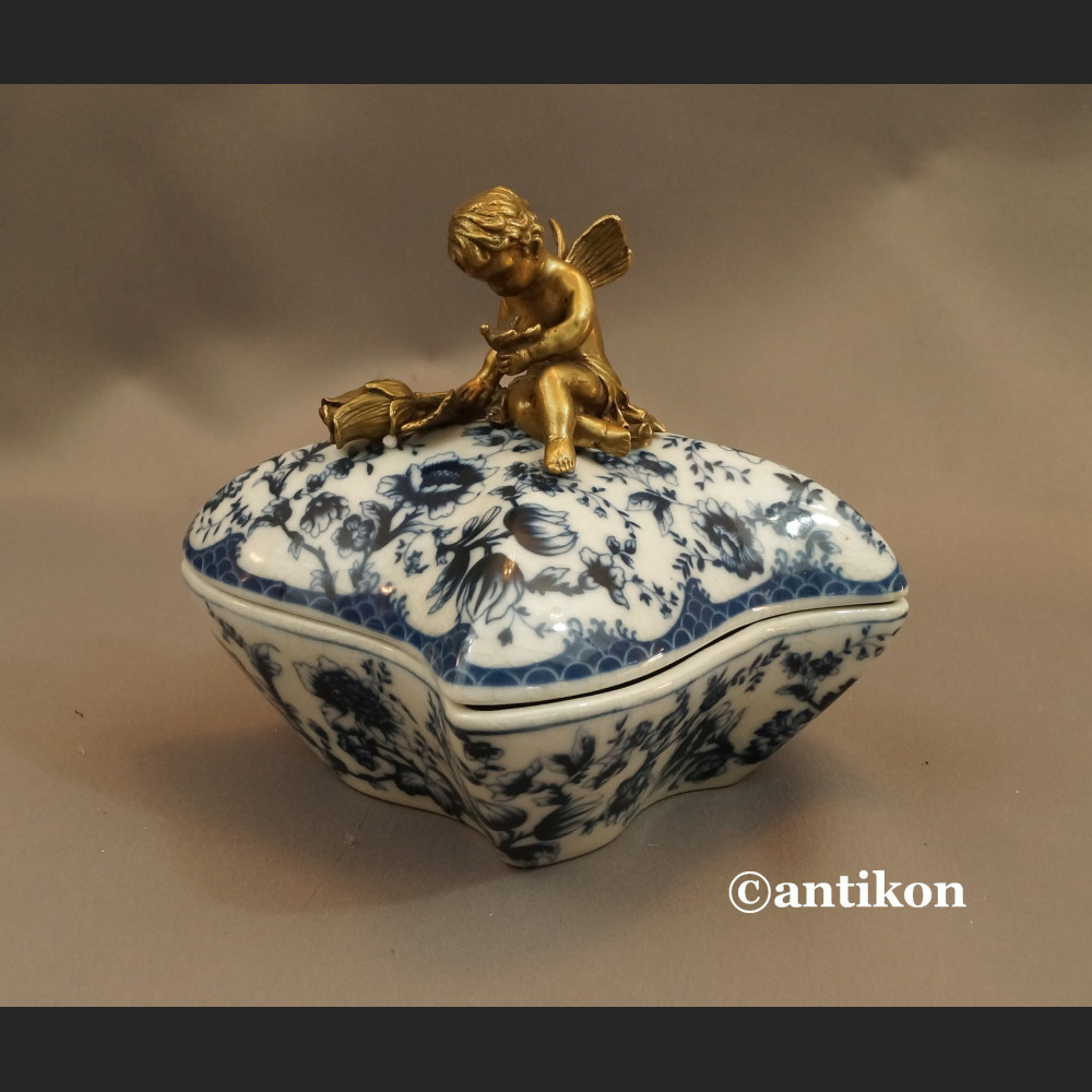 Szkatuła porcelanowa wzór cebulowy porcelana z aniołkiem Szkatuła porcelanowa wzór cebulowy porcelana z aniołkiem