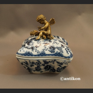 Szkatuła porcelanowa wzór cebulowy porcelana z aniołkiem Szkatuła porcelanowa wzór cebulowy porcelana z aniołkiem