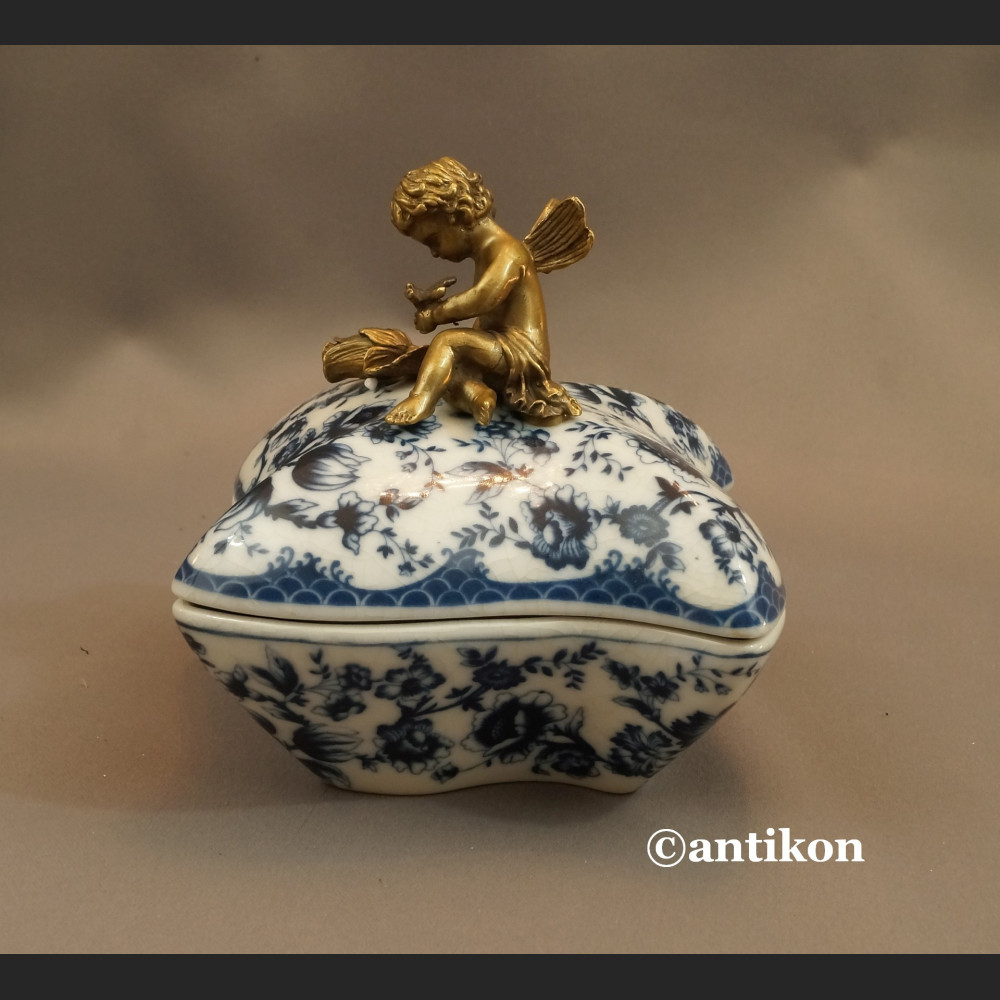 Szkatuła porcelanowa wzór cebulowy porcelana z aniołkiem Szkatuła porcelanowa wzór cebulowy porcelana z aniołkiem