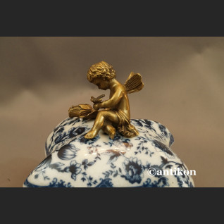 Szkatuła porcelanowa wzór cebulowy porcelana z aniołkiem Szkatuła porcelanowa wzór cebulowy porcelana z aniołkiem