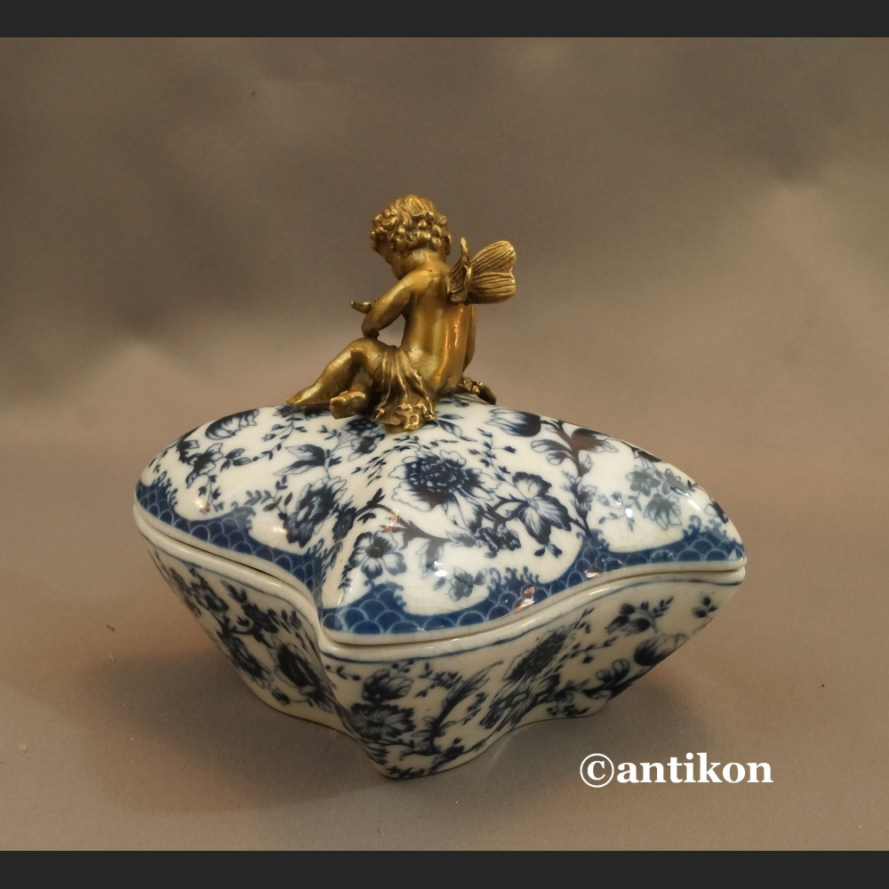 Szkatuła porcelanowa wzór cebulowy porcelana z aniołkiem Szkatuła porcelanowa wzór cebulowy porcelana z aniołkiem