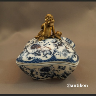Szkatuła porcelanowa wzór cebulowy porcelana z aniołkiem Szkatuła porcelanowa wzór cebulowy porcelana z aniołkiem
