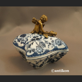 Szkatuła porcelanowa wzór cebulowy porcelana z aniołkiem Szkatuła porcelanowa wzór cebulowy porcelana z aniołkiem