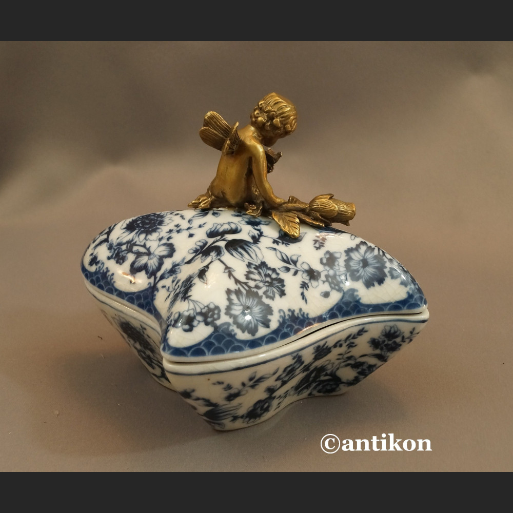 Szkatuła porcelanowa wzór cebulowy porcelana z aniołkiem Szkatuła porcelanowa wzór cebulowy porcelana z aniołkiem