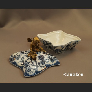 Szkatuła porcelanowa wzór cebulowy porcelana z aniołkiem Szkatuła porcelanowa wzór cebulowy porcelana z aniołkiem