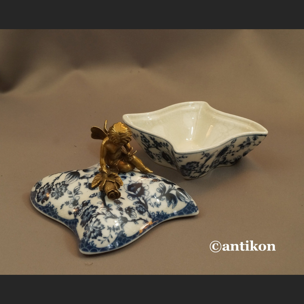 Szkatuła porcelanowa wzór cebulowy porcelana z aniołkiem Szkatuła porcelanowa wzór cebulowy porcelana z aniołkiem