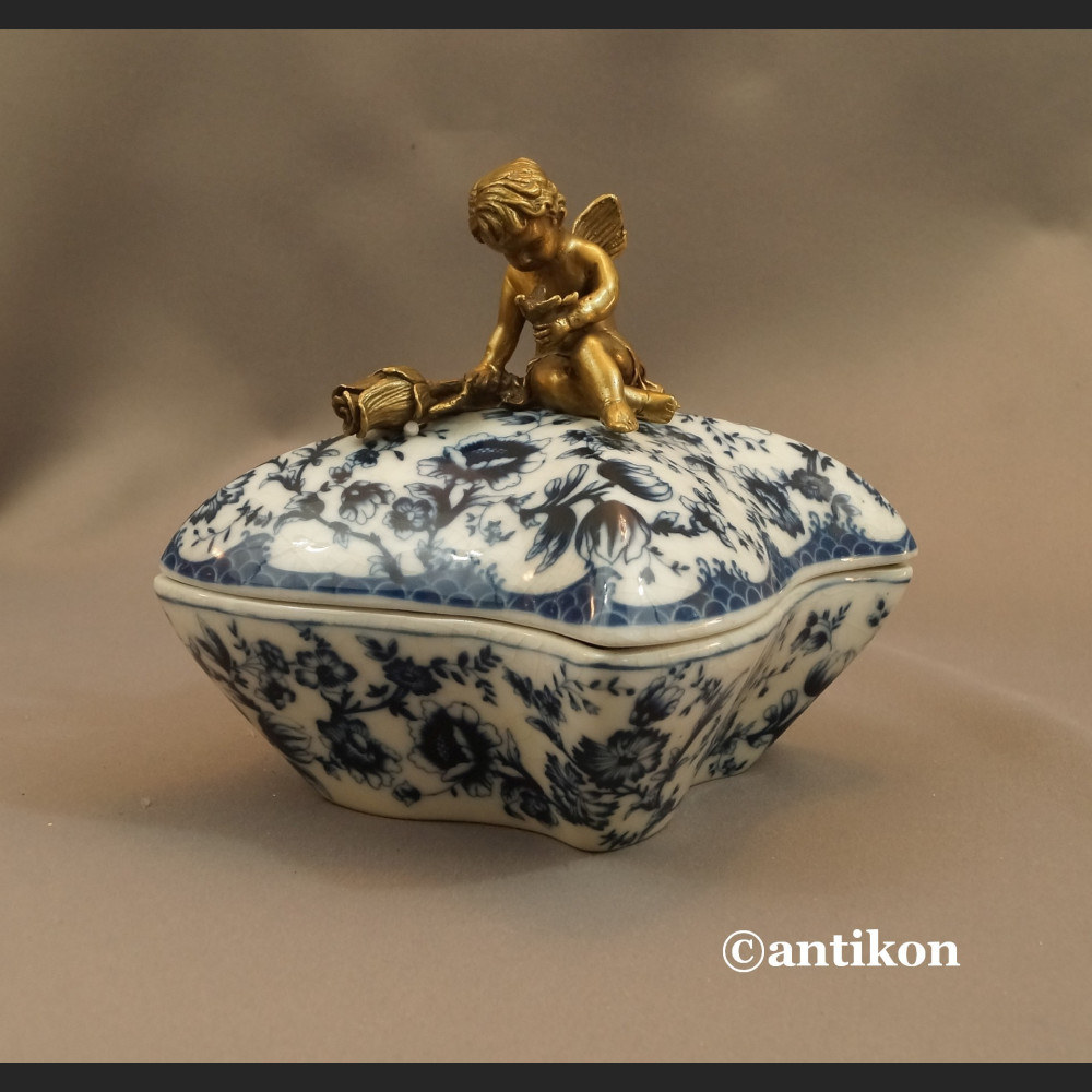Szkatuła porcelanowa wzór cebulowy porcelana z aniołkiem Szkatuła porcelanowa wzór cebulowy porcelana z aniołkiem