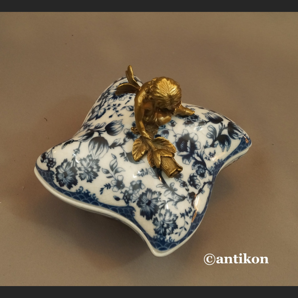 Szkatuła porcelanowa wzór cebulowy porcelana z aniołkiem Szkatuła porcelanowa wzór cebulowy porcelana z aniołkiem