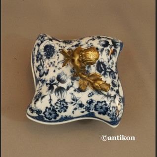 Szkatuła porcelanowa wzór cebulowy porcelana z aniołkiem Szkatuła porcelanowa wzór cebulowy porcelana z aniołkiem