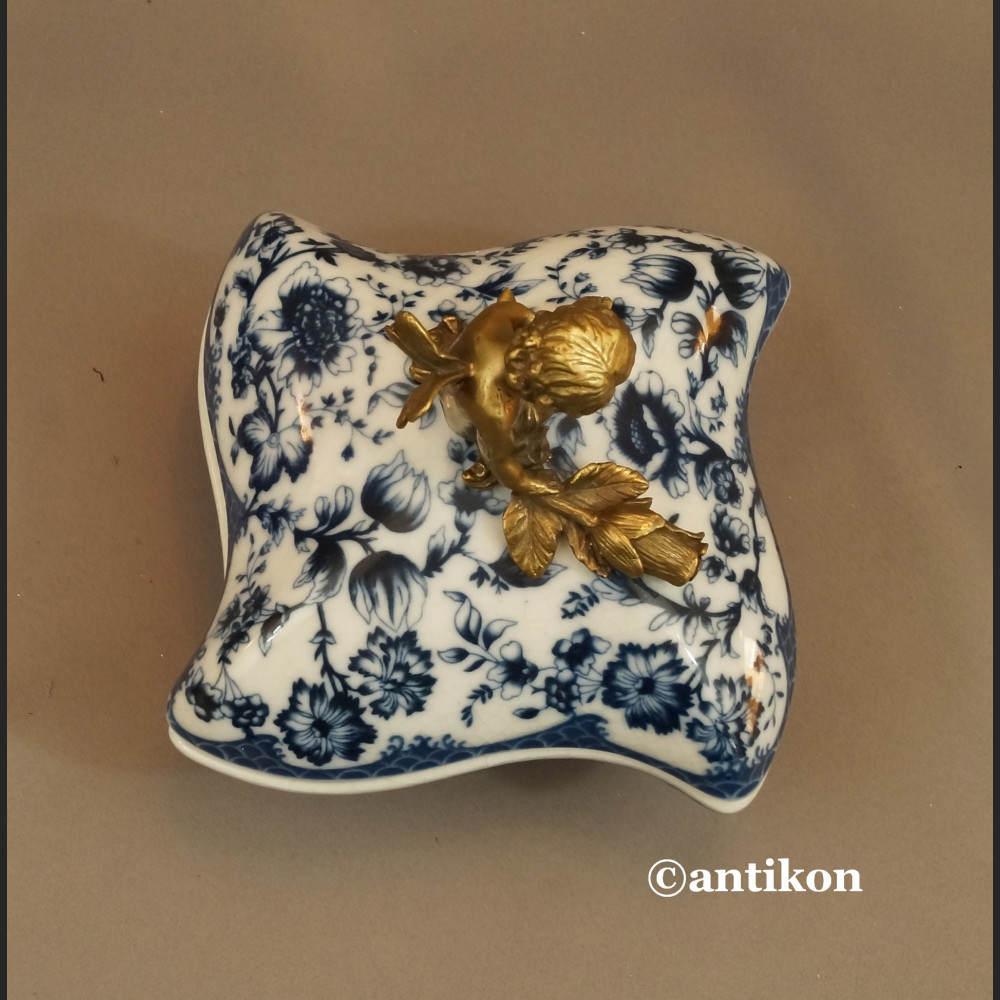 Szkatuła porcelanowa wzór cebulowy porcelana z aniołkiem Szkatuła porcelanowa wzór cebulowy porcelana z aniołkiem