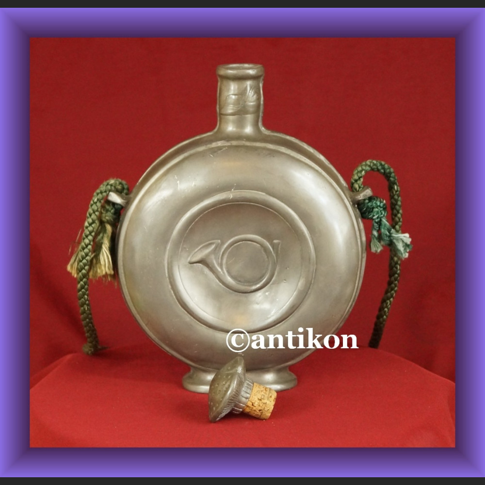 Wspaniała butelka z motywem myśliwskim piersiówka z cyny 