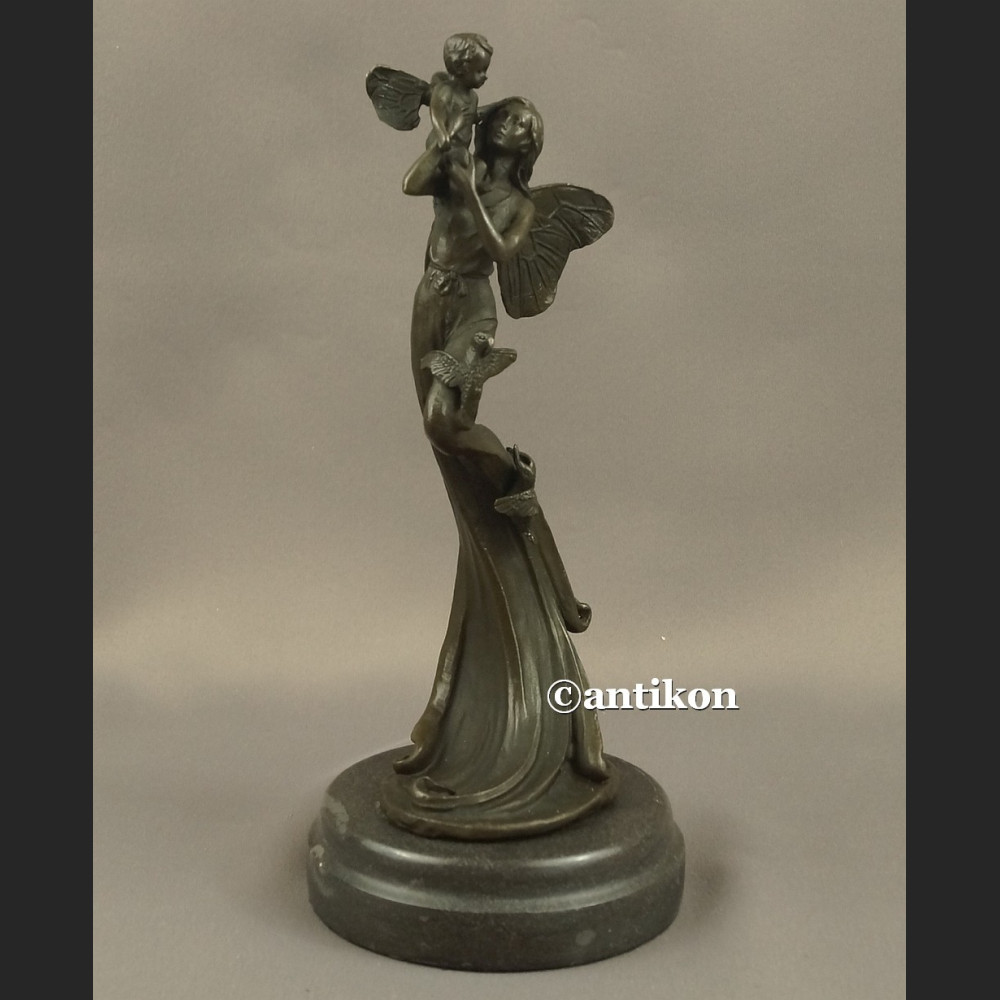 Macierzyństwo matka z dzieckiem statuetka z brązu 