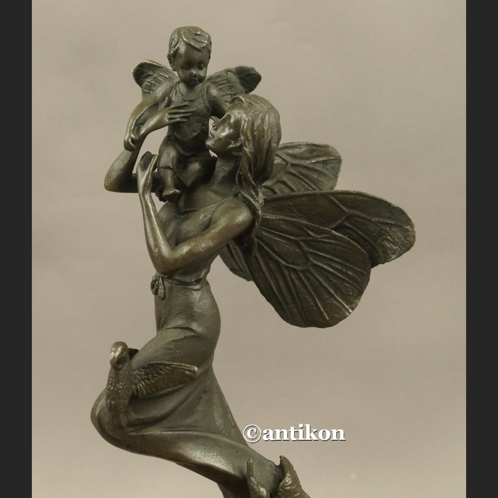 Macierzyństwo matka z dzieckiem statuetka z brązu 