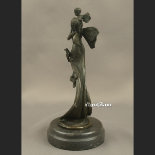 Macierzyństwo matka z dzieckiem statuetka z brązu 