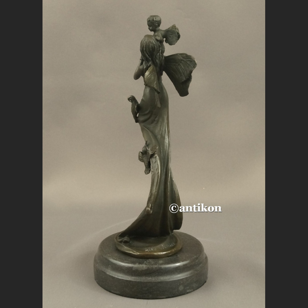 Macierzyństwo matka z dzieckiem statuetka z brązu 