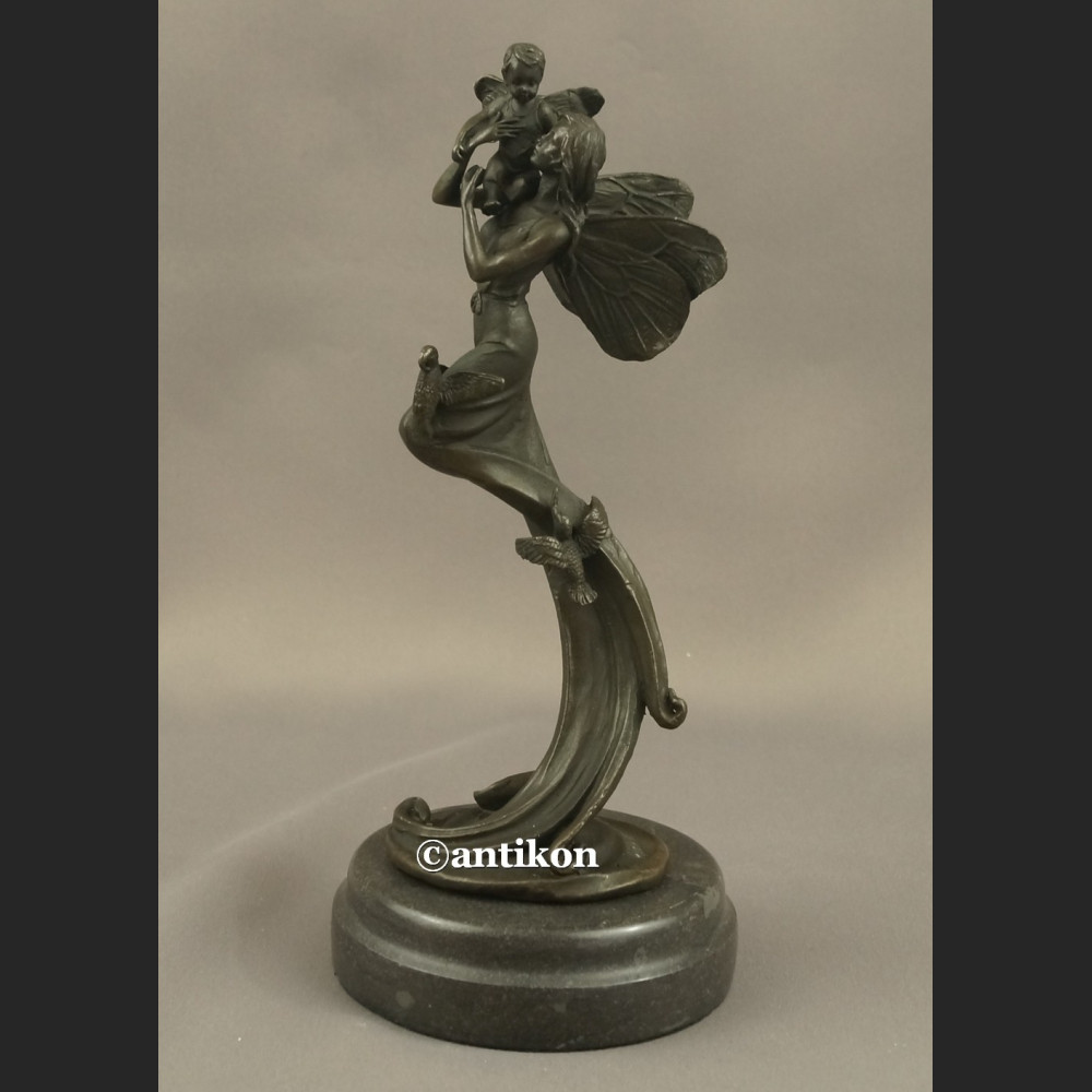 Macierzyństwo matka z dzieckiem statuetka z brązu 