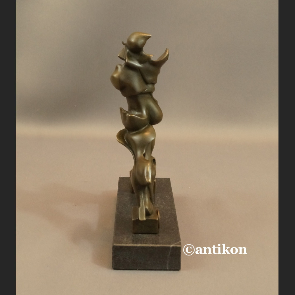 Rzeźba nowoczesna Unikalne formy ciągłości w przestrzeni Rzeźba nowoczesna Unikalne formy ciągłości w przestrzeni