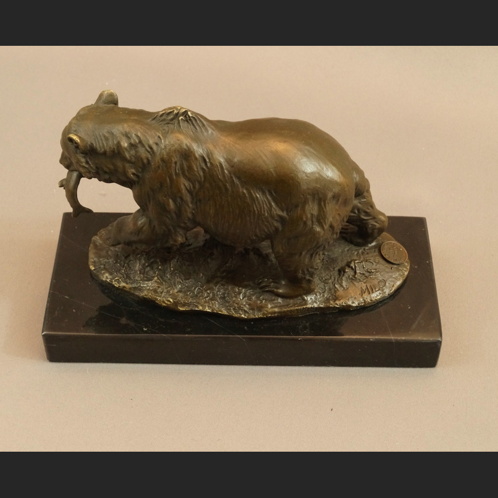 Rzeźba niedźwiedź z rybą prezent dla myśliwego 