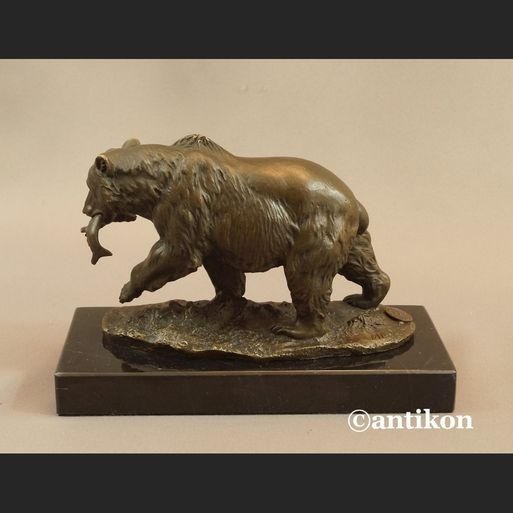 Rzeźba niedźwiedź z rybą prezent dla myśliwego 