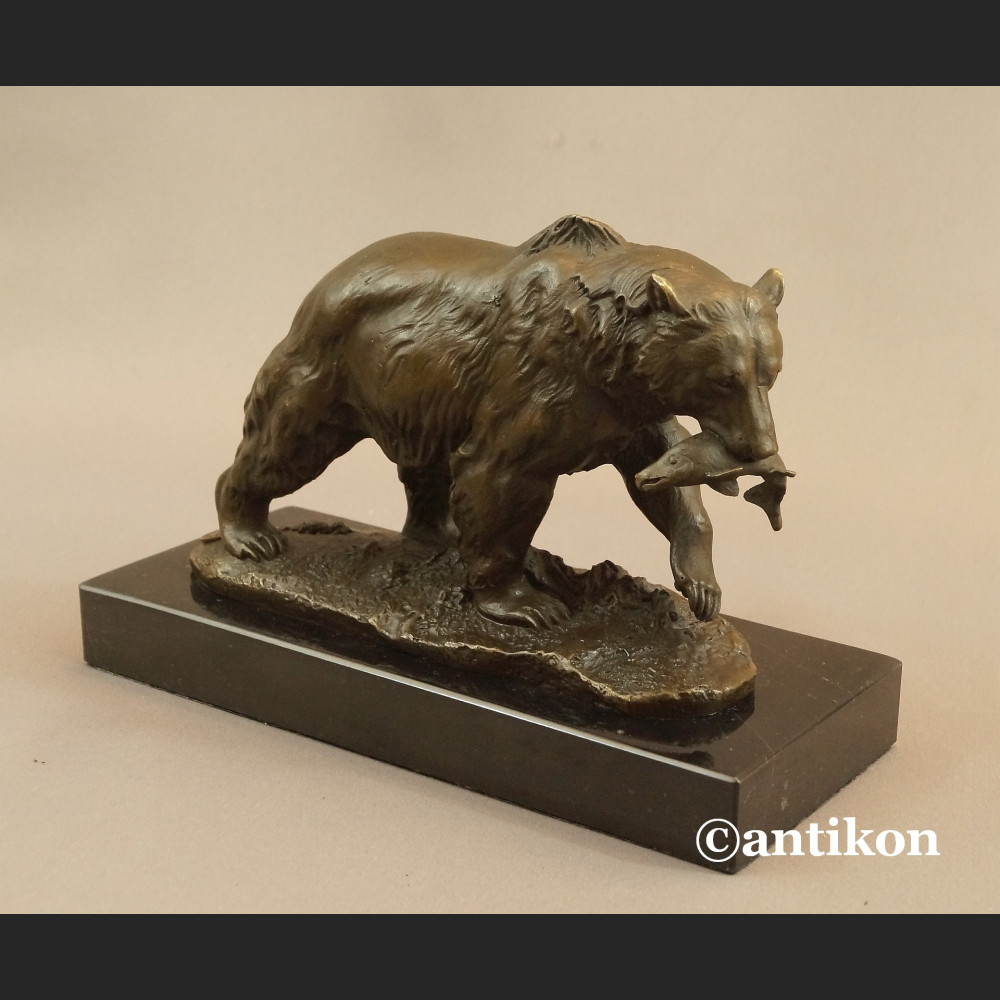 Rzeźba niedźwiedź z rybą prezent dla myśliwego 