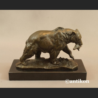 Rzeźba niedźwiedź z rybą prezent dla myśliwego 