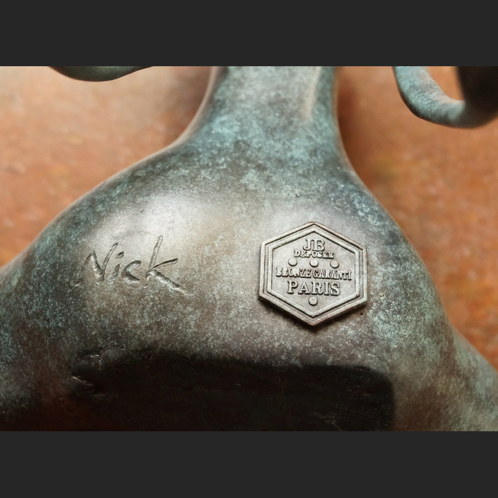 Rzeźba nowoczesna z brązu Kobieta siedząca 