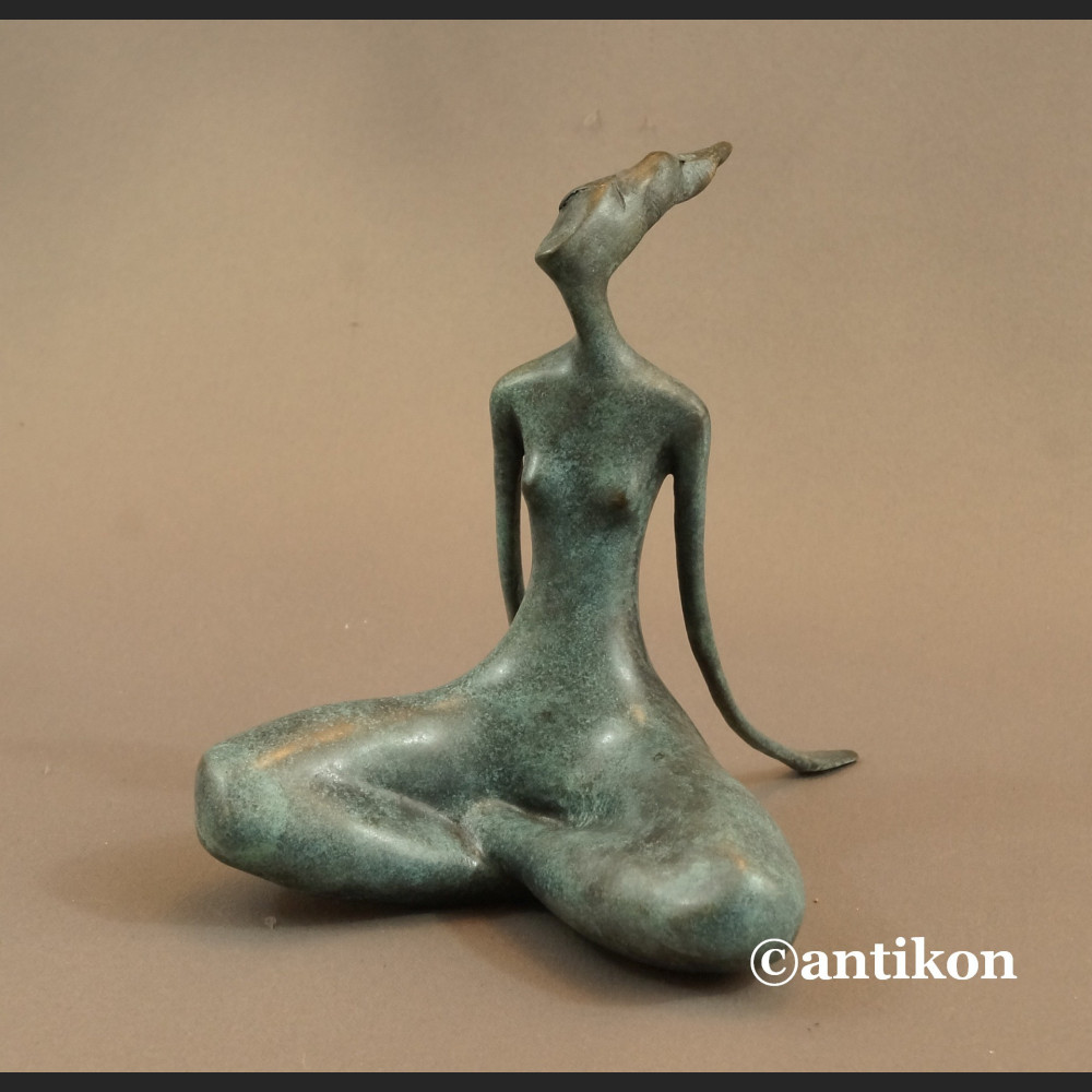 Rzeźba nowoczesna z brązu Kobieta siedząca