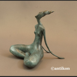 Rzeźba nowoczesna z brązu Kobieta siedząca 