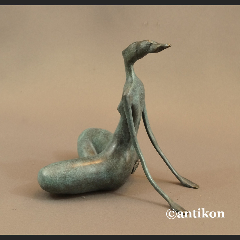 Rzeźba nowoczesna z brązu Kobieta siedząca 