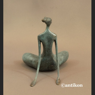 Rzeźba nowoczesna z brązu Kobieta siedząca 