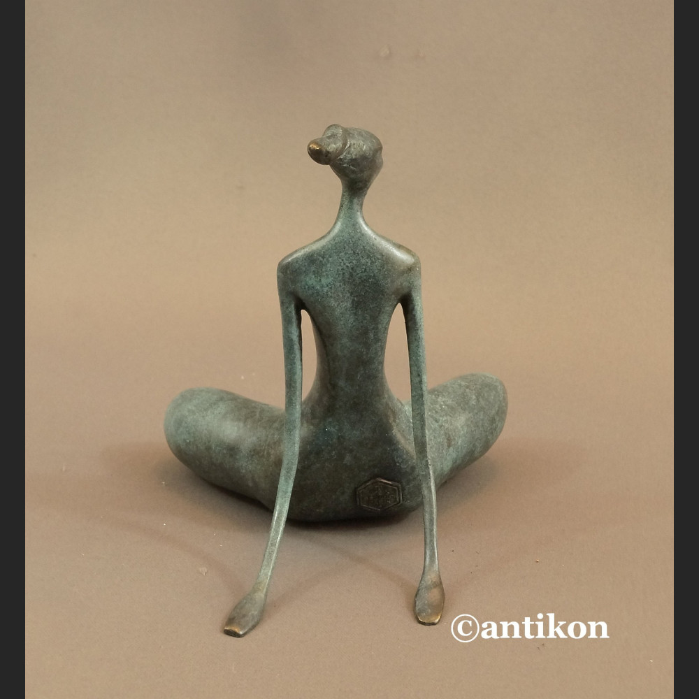 Rzeźba nowoczesna z brązu Kobieta siedząca 