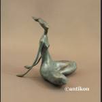 Rzeźba nowoczesna z brązu Kobieta siedząca