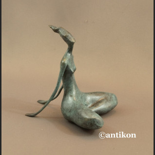 Rzeźba nowoczesna z brązu Kobieta siedząca 