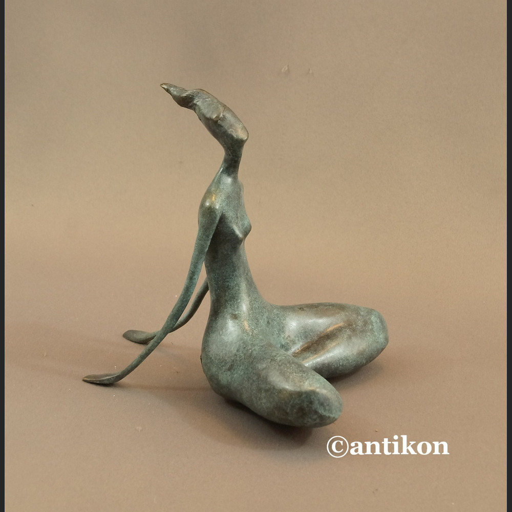 Rzeźba nowoczesna z brązu Kobieta siedząca 