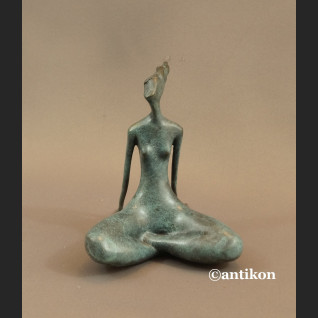 Rzeźba nowoczesna z brązu Kobieta siedząca 