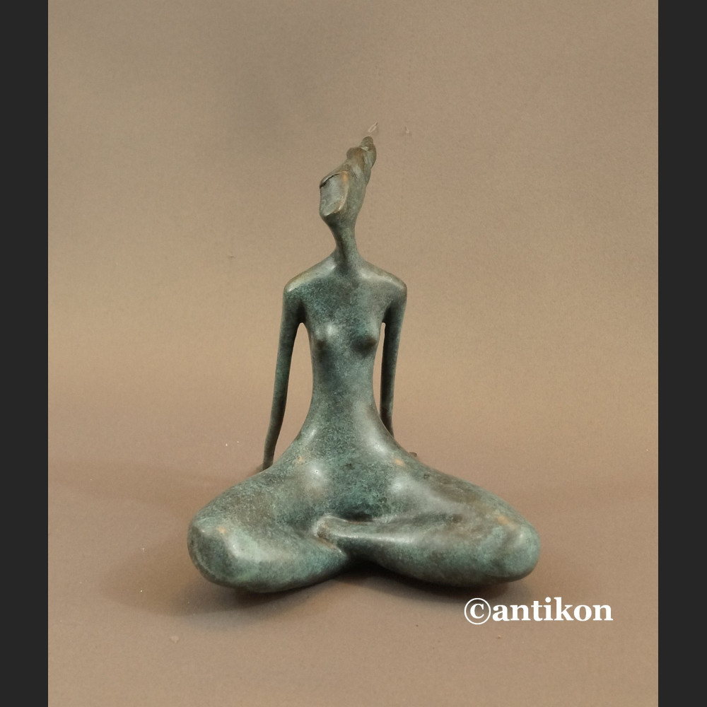 Rzeźba nowoczesna z brązu Kobieta siedząca 