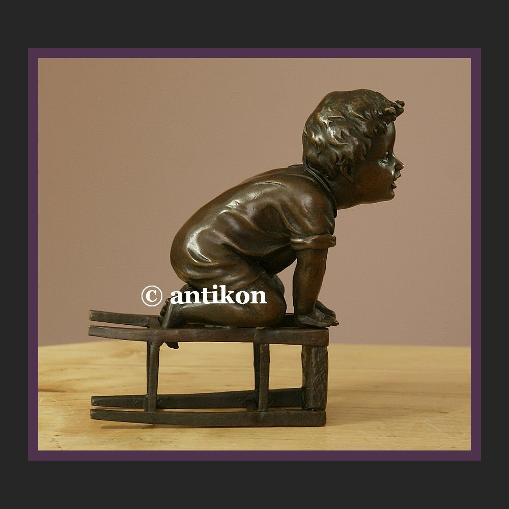 Figurka z brązu słodki malec śliczny brąz chłopiec na stołku sygnowana rzeźba